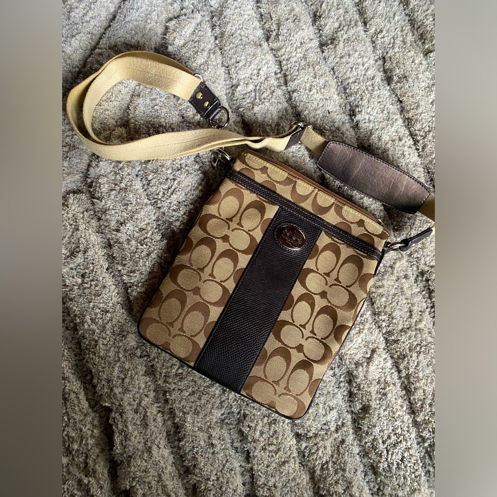 Coach Sutton Signature Swingpack